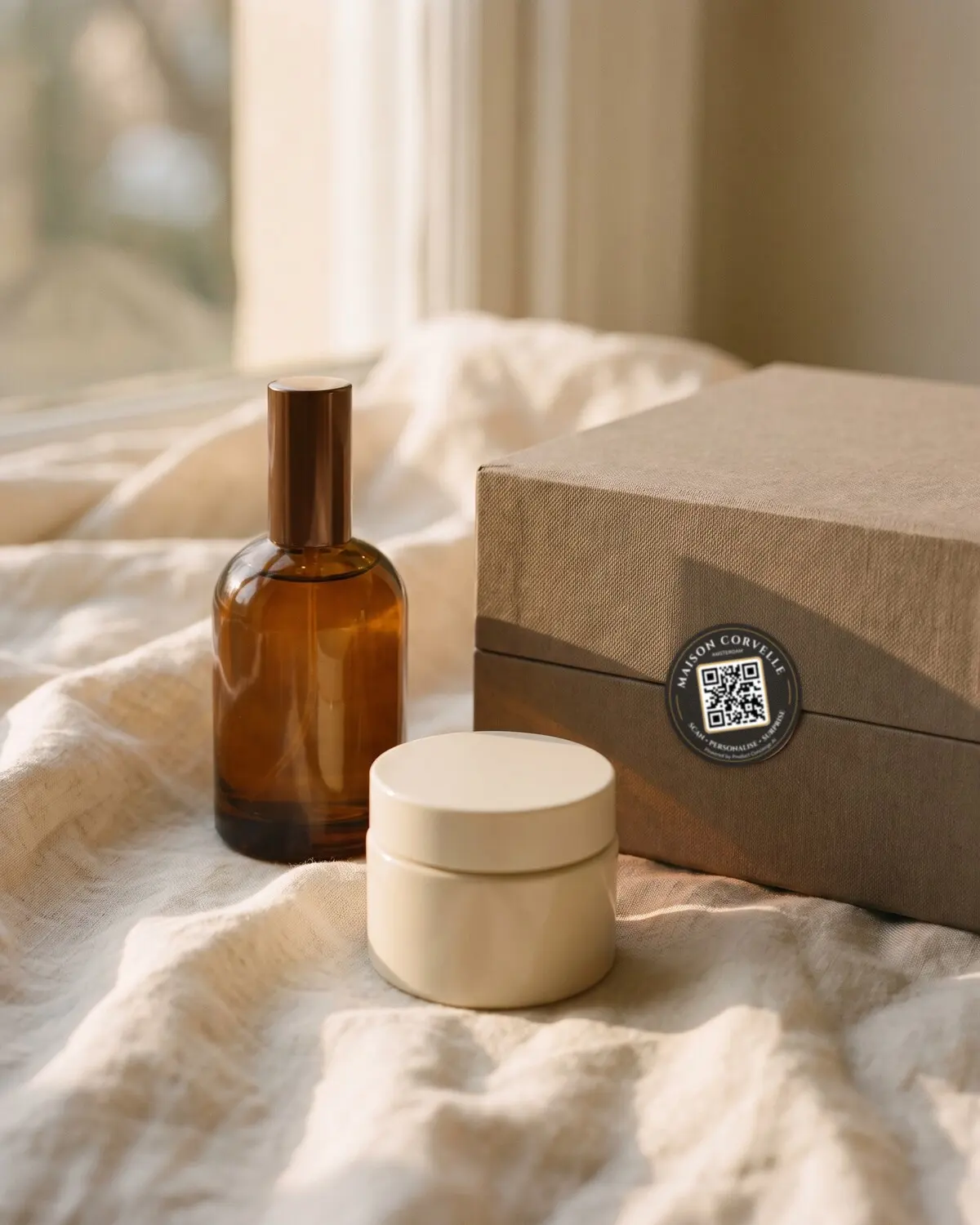 Een parfumflacon en een crèmepot bij een doos met de QR-sticker van Maison Corvelle