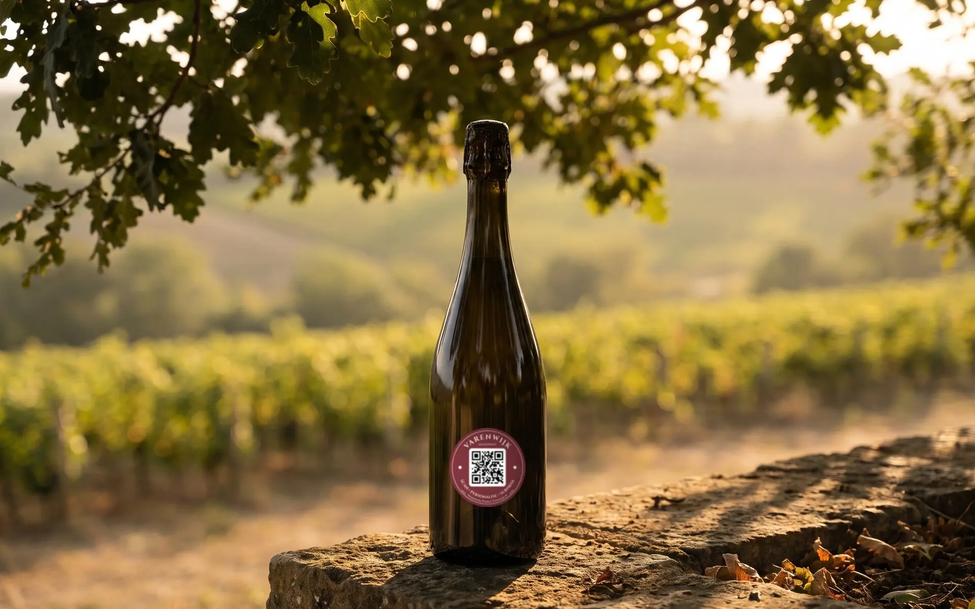 Een fles met QR-sticker op een stenen muur voor een wijngaard